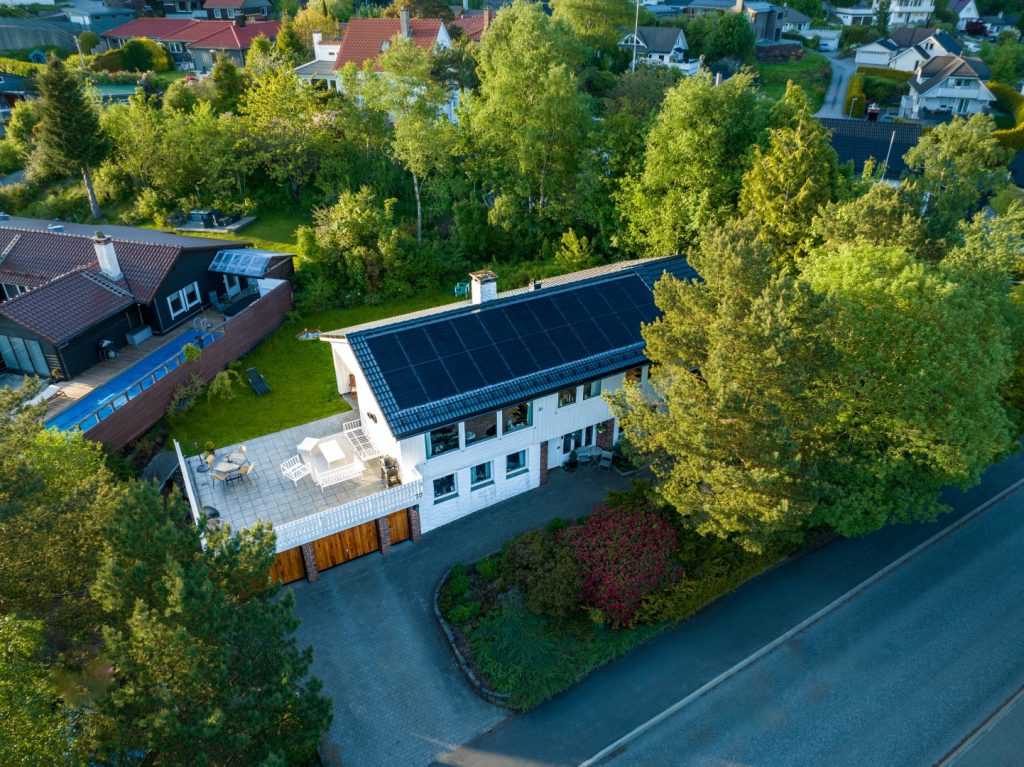 Privat hus med solcelleanlegg montert av Bergen Solkraft i Bergen